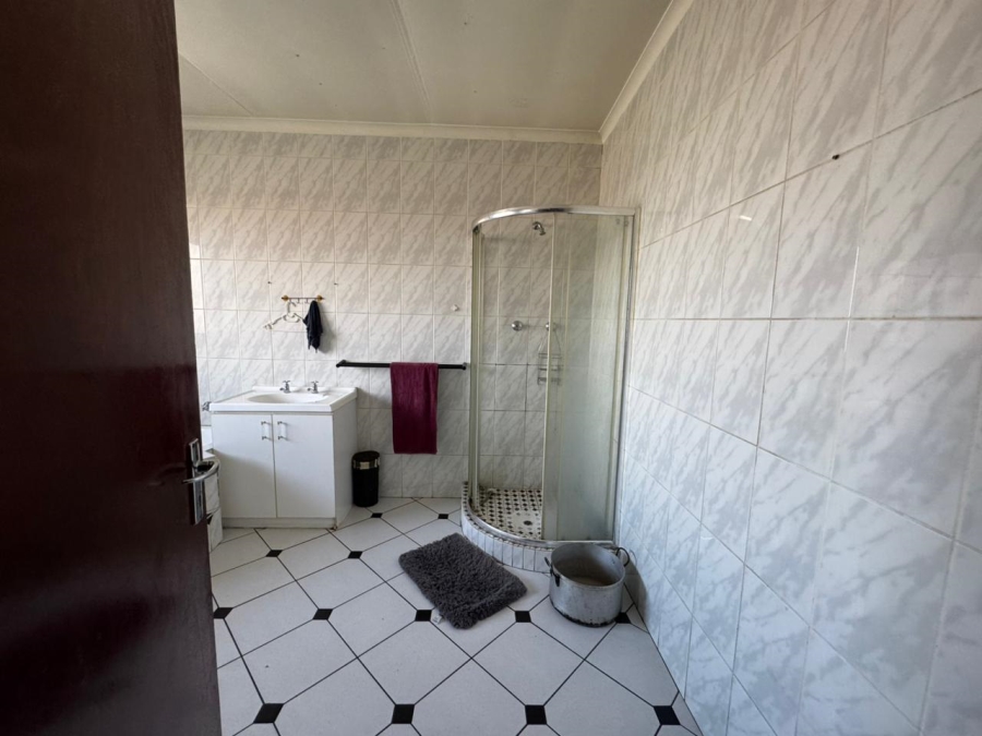 6 Bedroom Property for Sale in Tuscany Glen Western Cape